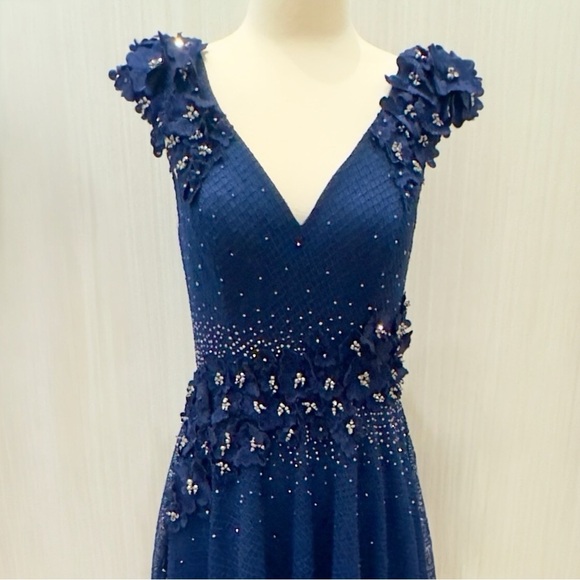 MAC DUGGAL Floral Applique Embroidered A-Line V-Neck Formal Gown Maxi Dress NEW - Picture 11 of 16